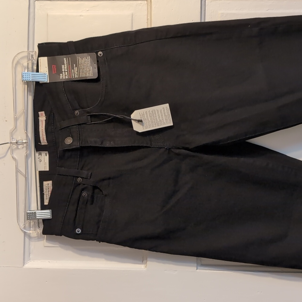 Levis 724 High Rise Slim Straight Jeans